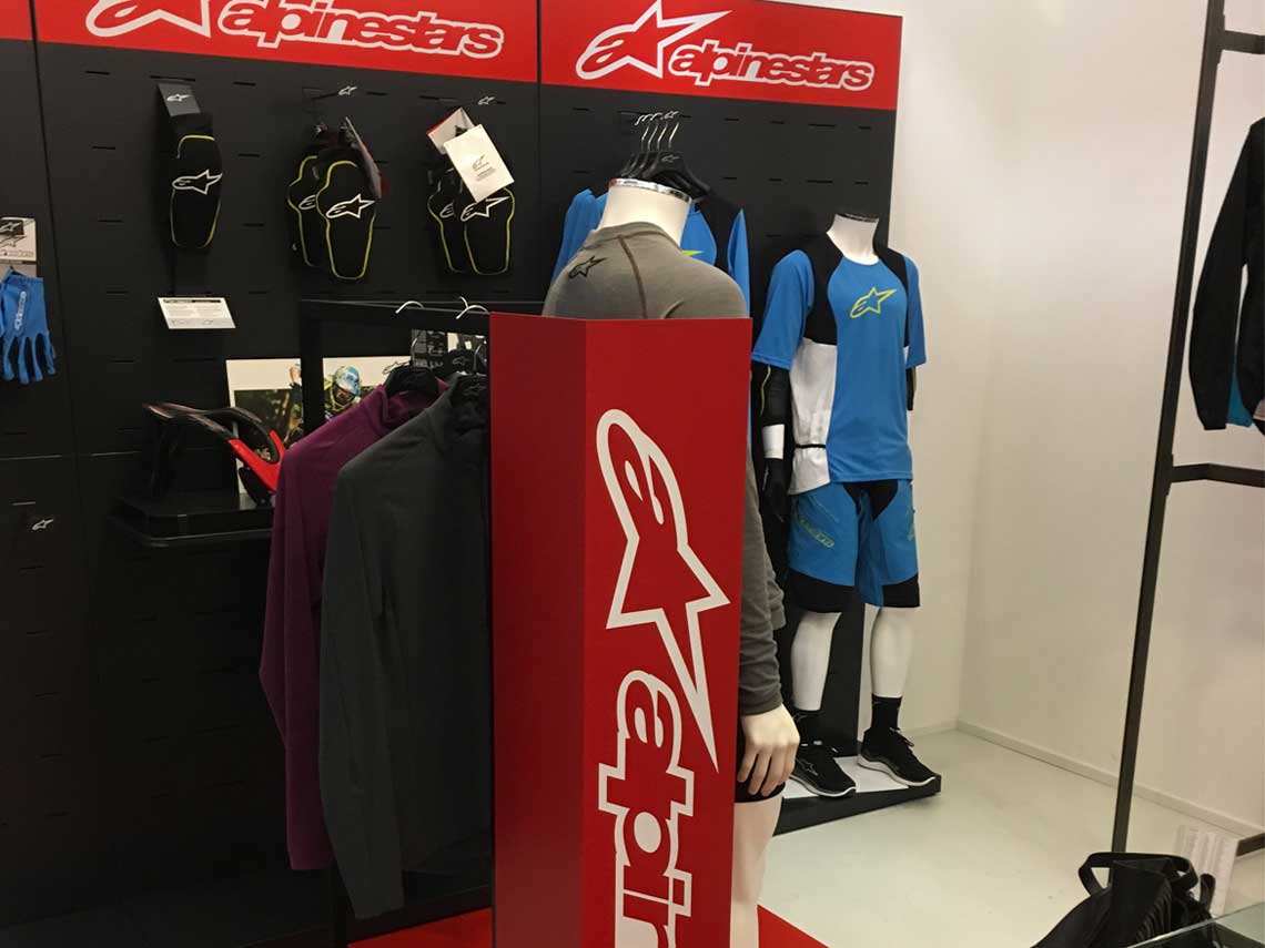 Parte da elementi di comunicazione esistenti il nuovo progetto retail di Krea per Alpinestars