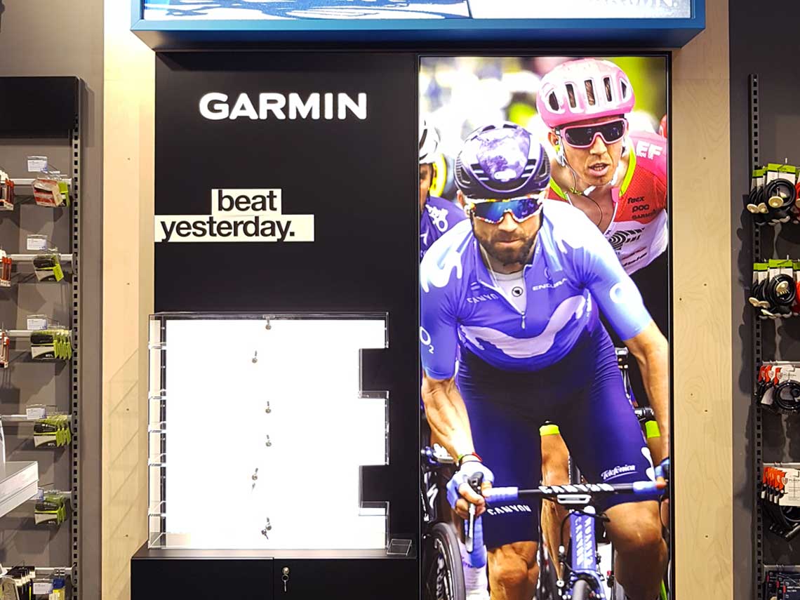 Elementi multifunzionali rendono il corner Garmin progettato da Krea adatto a raccontare diversi prodotti