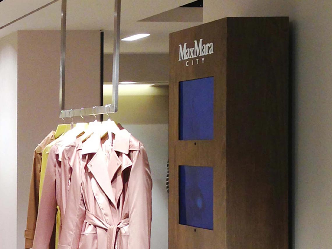 Un totem interattivo e multimediale con comando remoto realizzato da Krea per la collezione Max Mara City