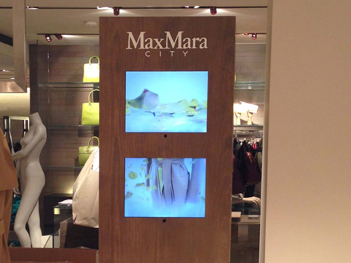 Un totem interattivo e multimediale con comando remoto realizzato da Krea per la collezione Max Mara City