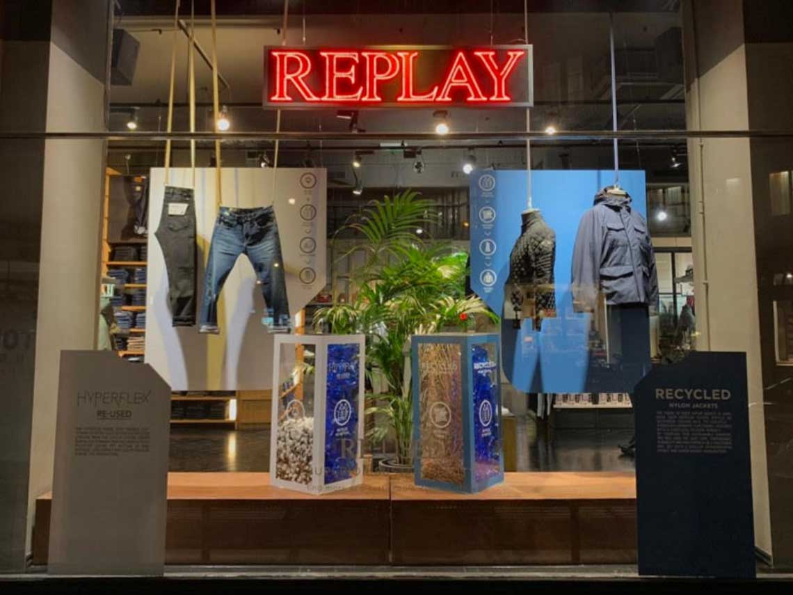 Le vetrine degli stores Replay sono progettate con arredi e materiali Krea