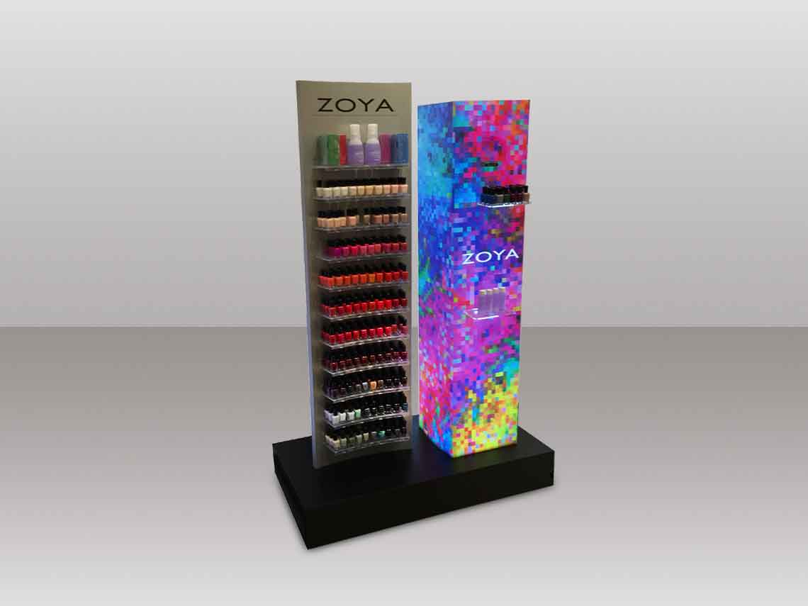 L’espositore da terra in plexiglass realizzato da Krea per Zoya aiuta a mostrare il campionario prodotti in maniera ordinata, razionale e ad esaltare le varie colorazioni.